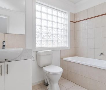 Three bedroom townhouse in the heart of Croydon - Photo 6