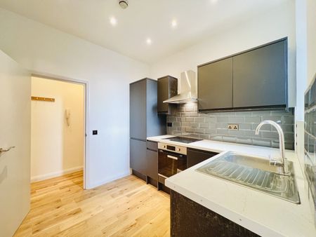 2 Bed Flat, St John's Hill, SW11 - Photo 5