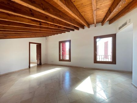 Apartamento de 3 dormitorios, balcón, sin muebles, soleado y con carácter, ascensor, zona Paseo del Borne, Palma. - Photo 2