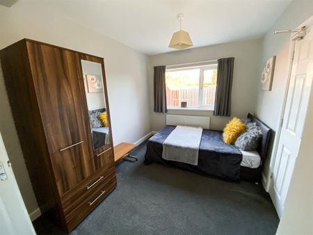 Room 3, 200 Harrowden Road - Photo 4