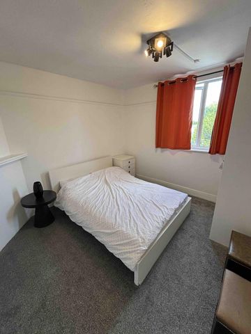 Modern Spacious One Bed Flat to Let in HA5 £1500PCM - Photo 3