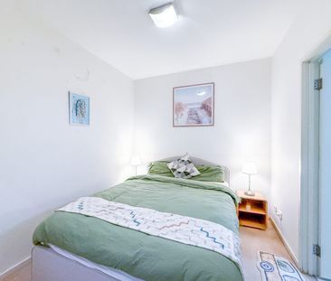 Fully Furnished 2-Bedroom Apartment with Parking in Prime Docklands... - Photo 6