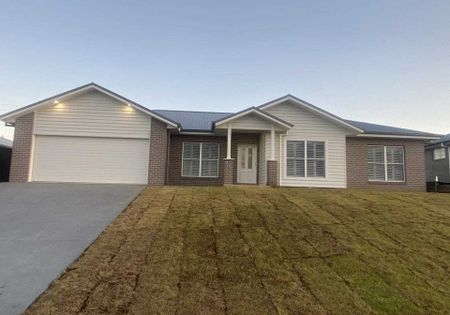 CALALA - Four Bedroom Hamptons Style Home - Photo 4