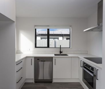 Near New Spacious 2 Bedroom Townhouse! - Photo 3