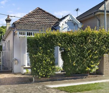 Charming Modern Family Home with Spacious Backyard! - Photo 6