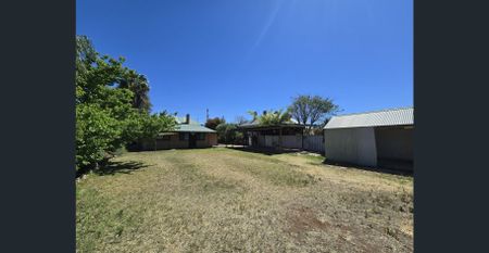 Large stone home - Photo 5