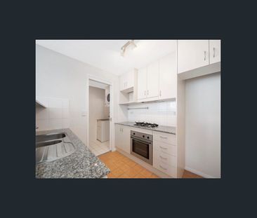 Spacious Top Floor Split Level Apartment With District Views - Photo 6