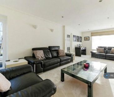 4 bedroom detached house to rent - Photo 3