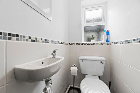 1 bedroom in a house share to rent - Photo 3