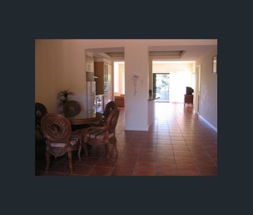 Spacious apartment within Hope Island Resort - Photo 2