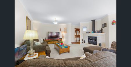 LARGE PRIVATE REAR 4-BEDROOM FAMILY HOME - Photo 5