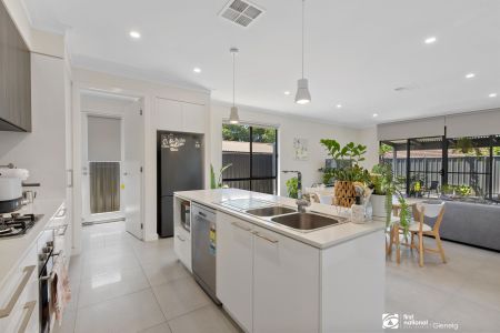 STUNNING COURTYARD HOME WITH DOUBLE GARAGE - Photo 5