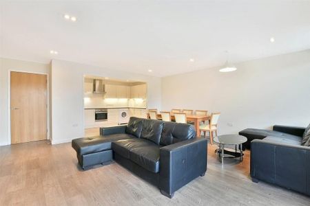 4 bedroom flat to rent - Photo 2