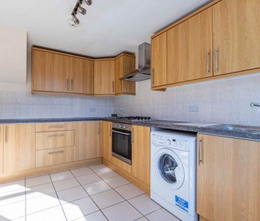 3 bed Terraced for rent - Photo 6