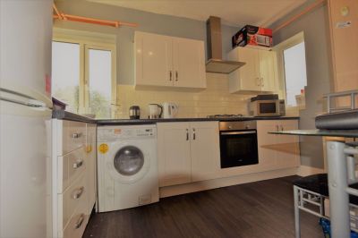 4 bedroom Flat in St Chads Drive, Leeds - Photo 3