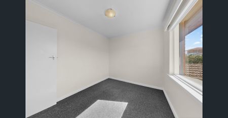 Bright, Refurbished Top-Floor Apartment Moments from the Beach - Photo 4