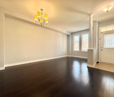 For Lease - 205 Laker Court, Newmarket, Ontario - Photo 2