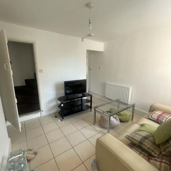 16 Albert Street - Huge 2 Bedroom Property Close to James FranceLoughborough - Photo 1