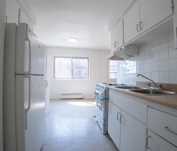 1 Bed 1 Bath - 575 32e Avenue, Lachine - Photo 2