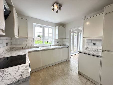 31, Swarcliffe Road, Leeds, West Yorkshire, LS14 5LE - Photo 2