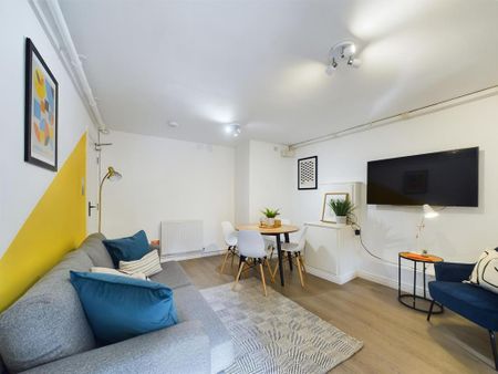 1 bedroom in a house share to rent - Photo 2