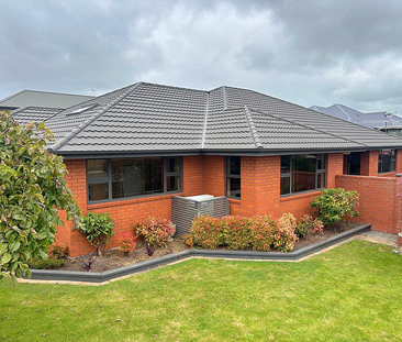 Unbeatable Windsor location - Spacious, Sunny Home - Photo 1