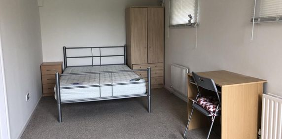 House share to rent - Photo 2