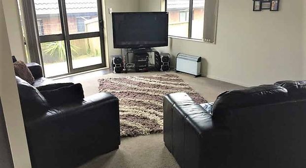 Charming 3-Bedroom Family Home in Tuakau - Photo 1