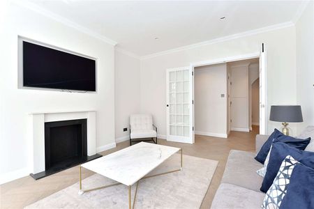 Immaculate three bedroom apartment to let with a balcony - Photo 5