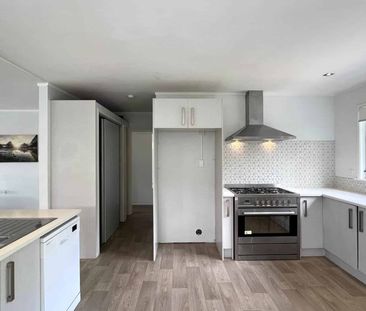 Spacious Three-Bedroom Home with Modern Comfort - Photo 4