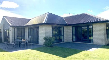 Fantastic fully furnished family home situated in a quiet cul-de-sac in established subdivision! - Photo 4