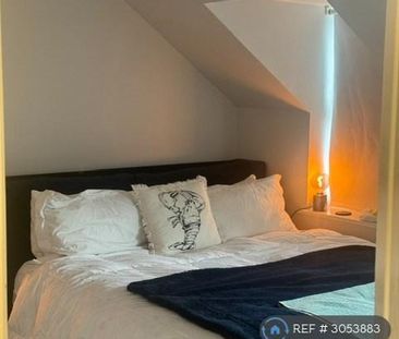 3 bedroom flat to rent - Photo 4