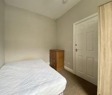 4 bedroom end of terrace house to rent - Photo 4