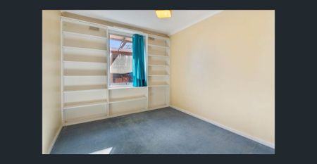 Coastal Living in a Quiet, Family-Friendly Street - Photo 3