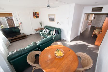 ABSOLUTELY STUNNING LOCATION APARTMENT - Photo 4