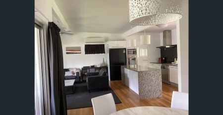 Fully furnished, modern, spacious 2 bed , 2 bath house. - Photo 3