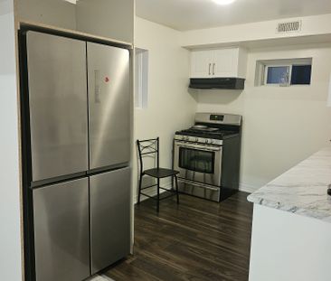 For Lease - 82 Vantage Loop, Newmarket, Ontario - Photo 6