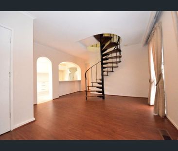Completely Renovated 4 bedrooms house in Box Hill Central - Photo 2