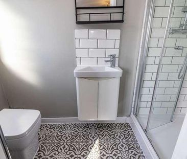 Stylish Bedroom All Ensuite House, LN5 - Photo 2