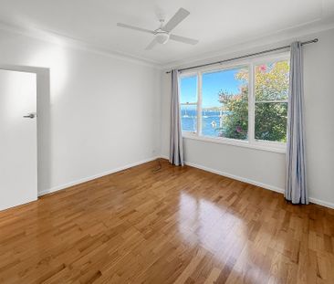 STUNNING LAKEVIEW LIVING - 3 BEDROOM HOME IN PRIME LOCATION - Photo 4