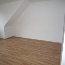 Julius-Fucik-Str. 24, Wohnung 6 ~~~ Dachgeschoss, Balkon, Badezimmer mit Wanne und Dusche, Gäste-WC, Abstellfläche im Spitzboden - Foto 1