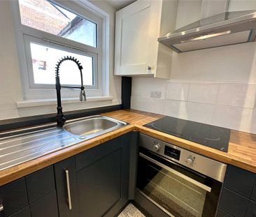 2 bedroom end of terrace house to rent - Photo 2