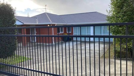 4-bedroom house in strategic place in Kelston - Photo 2