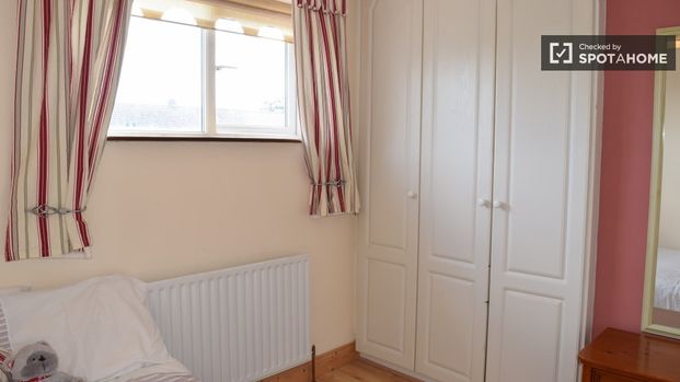 Huge room in 3-bedroom apartment in Tallaght, Dublin - Photo 1