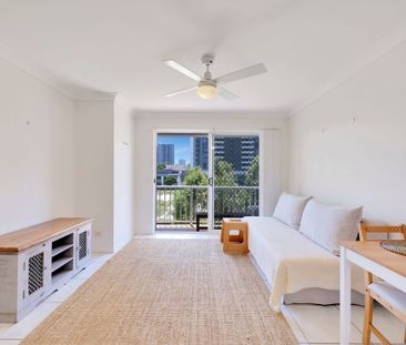 Top-Floor Coastal Living - furnished 1 bedroom - Photo 4