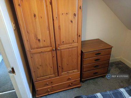 4 bedroom semi-detached house to rent - Photo 5