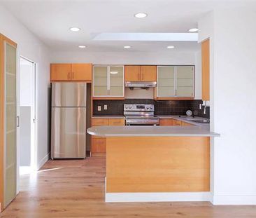 Charming Ocean View in Dundarave/Queens –Prime Location Near Schools - Photo 2