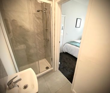 Newly Renovated Studio style en-suite rooms - Photo 5