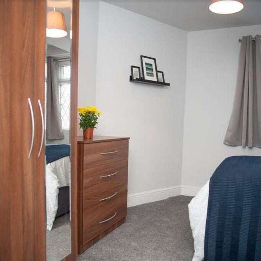 6 Bedroom all En-suite Shared House on the outskirts of the Town Centre Room 2 - Photo 1