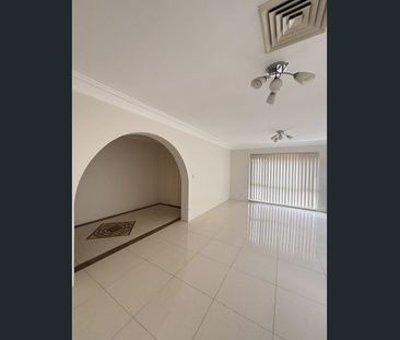 Spacious Five Bedroom Family Home in a Convenient Location - Photo 1